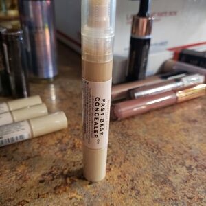 Makeup Revolution Fast Base Concealer - Tan